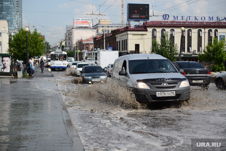 Потоп на мосту на улице Малышева в Екатеринбурге, улица малышева