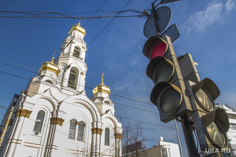 За день до открытия Большого златоуста. Екатеринбург, большой златоуст, светофор, храм, церковь