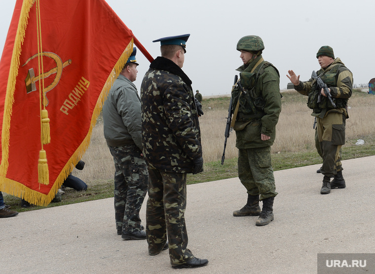 Безоружные украинские военные встретились с Российскими. Переговоры.Севастополь. Крым. Аэропорт Бельбек, знамя, армия, переговоры