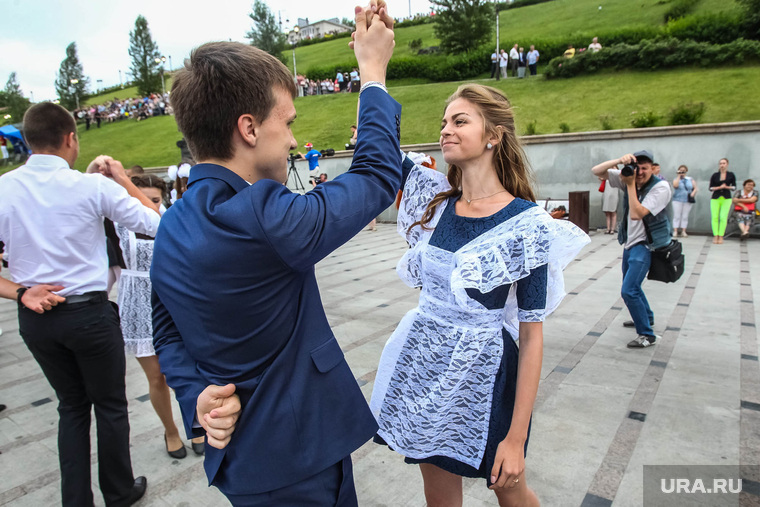 Вальс выпускников на набережной. Тюмень
