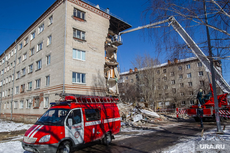 Обрушение дома на Харьковской, 52а. Работа спасателей. Тюмень, спецтехника, обрушение дома, аварийная ситуация