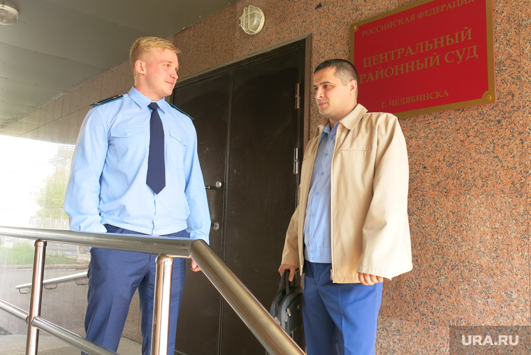 Прокуроры Сафронов (слева) и Батюков, кроме длительного заключения, потребовали для Каримова штраф в 60-кратном размере взятки 