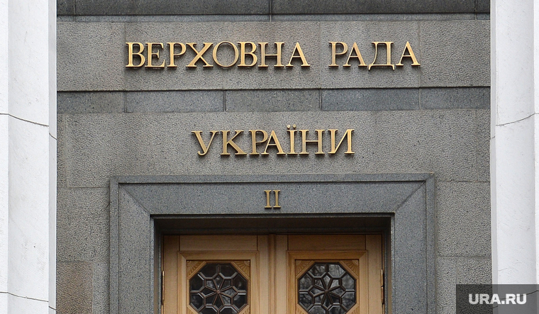 Верховная Рада в руках оппозиции. Майдан. Киев, щиты, верховная рада, захват здания, бойцы