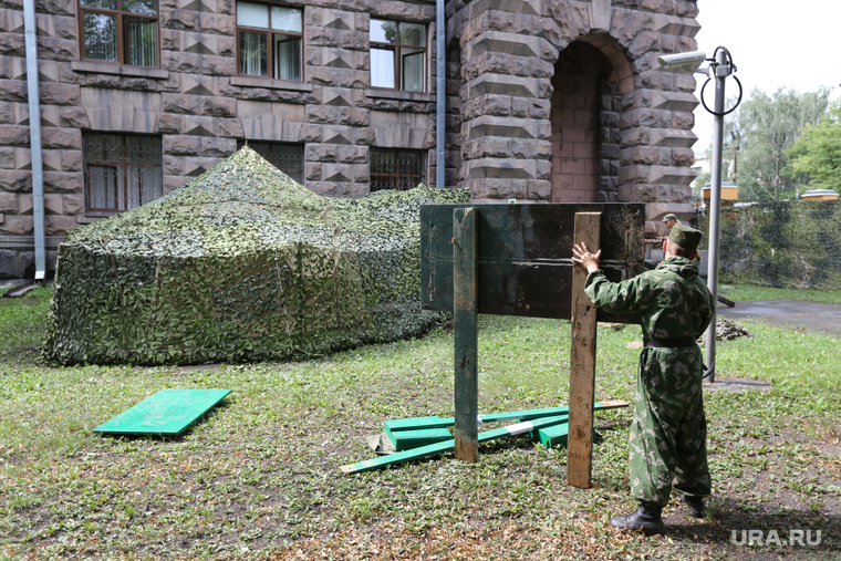 палаточный военный городок у штаба на Бажова. Екатеринбург, палатки военных, учения, военные
