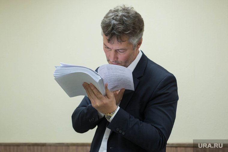 Суд по диплому Ройзмана. Екатеринбург, ройзман евгений, читает, чтение, портрет