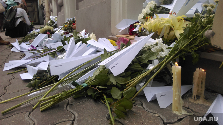 Акция в память о жертвах малайзийского Боинга. Москва, акция памяти, бумажный самолетик