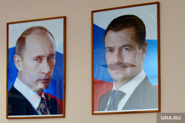 Политсовет Единой России
Курган, портрет путина, усы, медведев дмитрий, фото путина