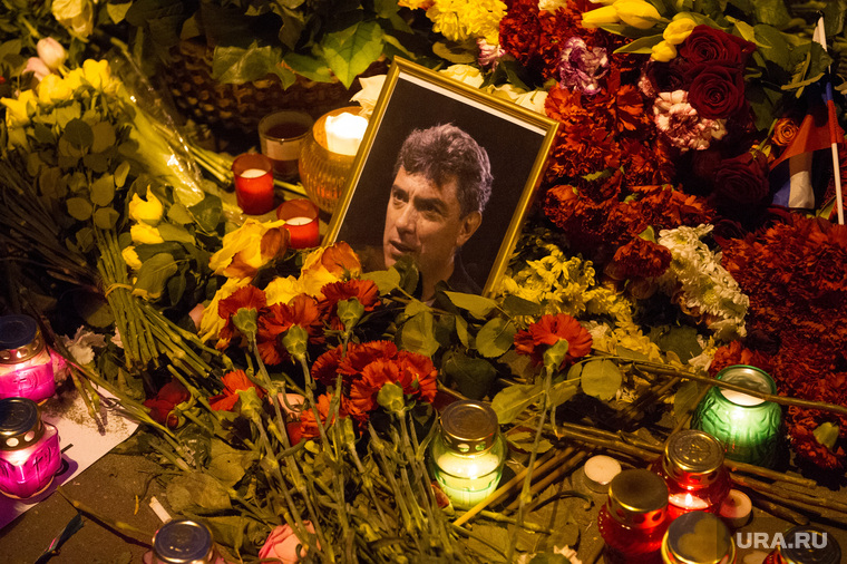 Люди несут цветы на место гибели Бориса Немцова после того, как мемориал был разрушен ночью. Москва, Немцов, немцов борис фото