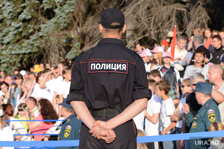 Проект по окружающему миру про полицию. Защитили полицейского. Полицейский защищает. Проект про полицию. Презентация на тему полиция.
