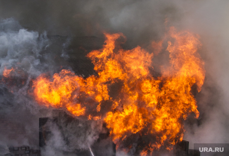 Пожар на улице Карьерной, 30. Екатеринбург, пожар, тушение огня, огонь
