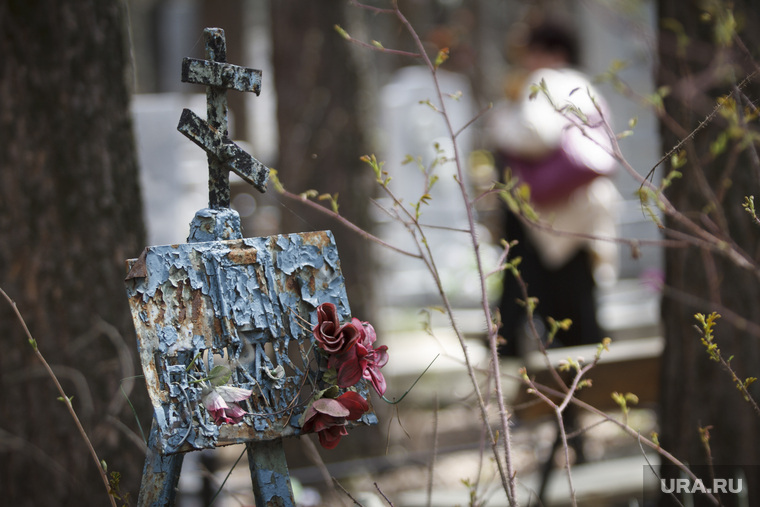 Родительский день. Северное и Широкореченское кладбища.
Екатеринбург, могила, кладбище, ветхость, облупленная краска, заброшенная