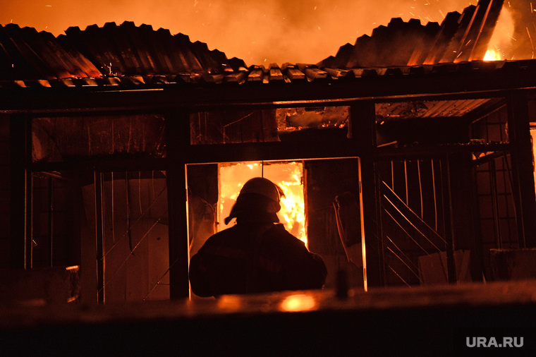 Мариуполь. Мародерство и пожар в поспешно оставленной военными воинской части. Украина, пожар, ночной, огонь, вечер