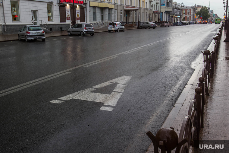 Выделенная полоса для автобусов. Тюмень, проезжая часть, выделенная полоса