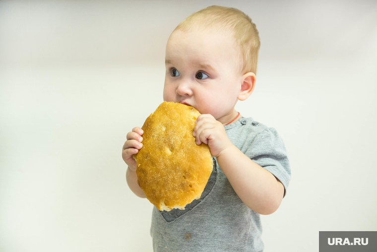 Голодный малыш. Хлеб для детей. Фото голодающего ребёнка.