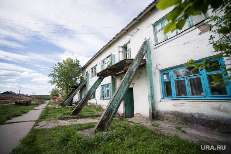 Поездка Дениса Паслера в Верхотурье., барак, подпорки