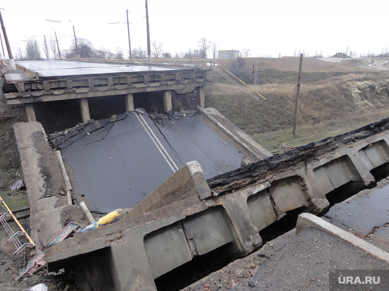 Въезд в город, взорванный мост, блоки на улицах. Горловка., горловка, взорванный мост
