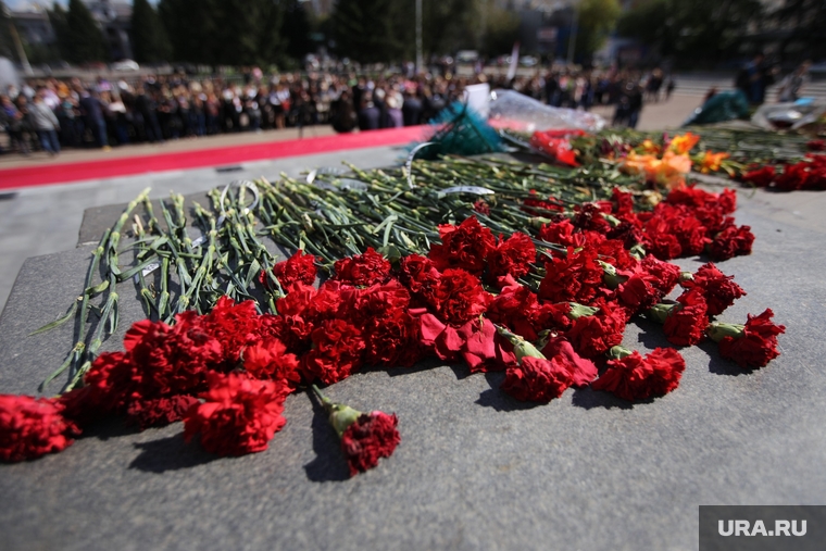 День борьбы с терроризмом. Акция памяти жертв Беслана. Екатеринбург, акция памяти, возложение цветов, траур, гвоздики