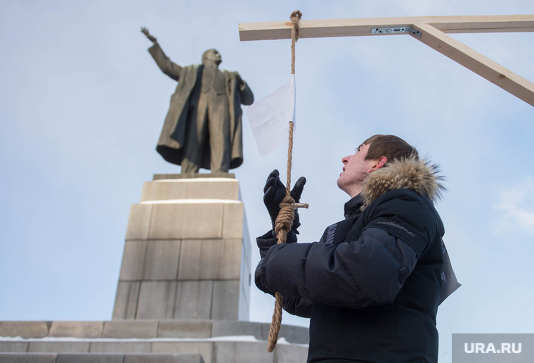Акция КПРФ у памятника Ленину: вешают российскую экономику. Екатеринбург, памятник ленину, самоубийство
