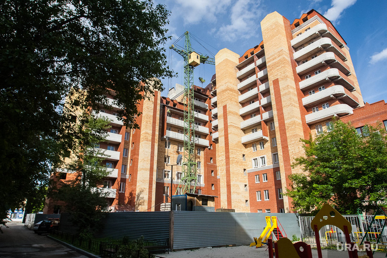 Долгострой на улице Ленина. Тюмень, подъемный кран, многоэтажка, новострой, недвижимость