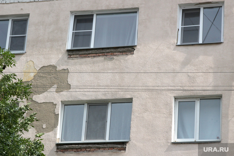 Демонтаж козырьков Красина 68
Курган, окна дома, отвалившаяся штукатурка