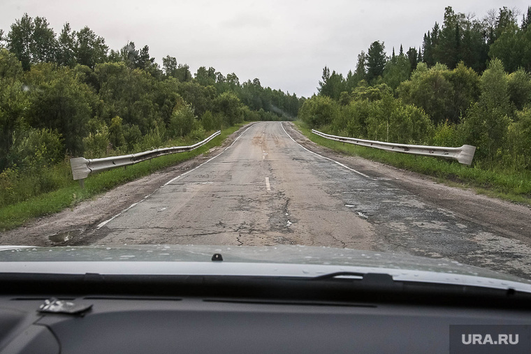 Провал на дороге Тюмень - Ханты-Мансийск. Уватский район, ямы на дороге