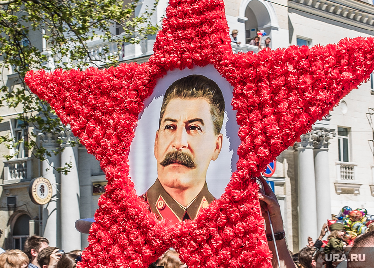 Парад победы в Севастополе. Крым, портрет сталина, звезда