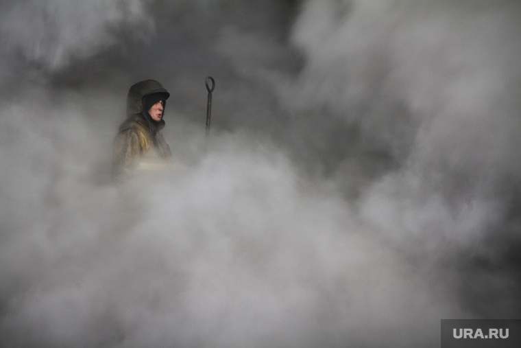 Пожар на улице Карьерной, 30. Екатеринбург, дым, пожар, задымление, огонь