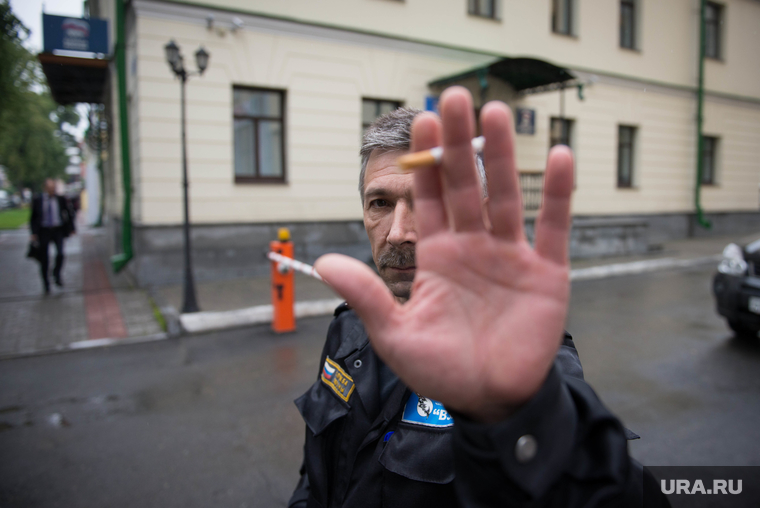 Прибытие единороссов на заседание президиума политсовета на Розы Люксембург, 7. Екатеринбург, охранник, сигарета, закрытая территория, съемка запрещена, рука в объектив