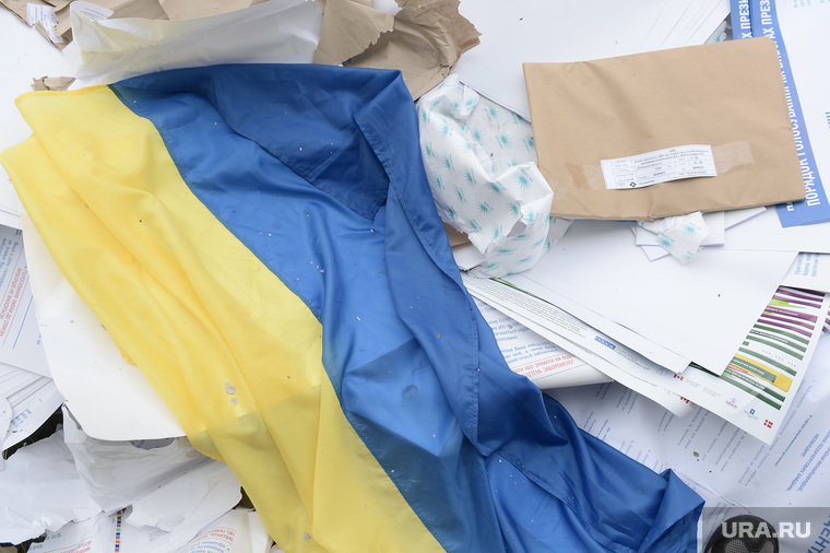 Выборы президента Украины. Уничтожение бюллетеней. Донецк, флаг украины, бумаги
