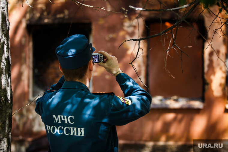 Пожар на Белинского, 163а. Екатеринбург, мчс, снимает на фотоаппарат