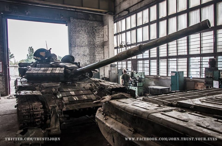 Украинский танк несет боевое дежурство в Донецке