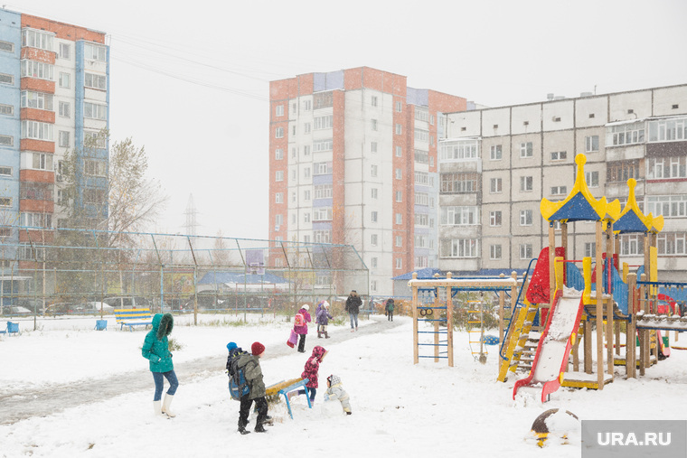 Первый снег. Сургут, дети гуляют, снегопад, детская площадка
