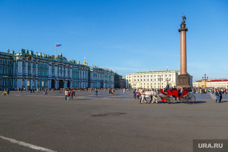 Санкт-Петербург, эрмитаж, дворцовая площадь, александрийская колонна, зимний дворец, карета, санкт-петербург, туристы, туризм
