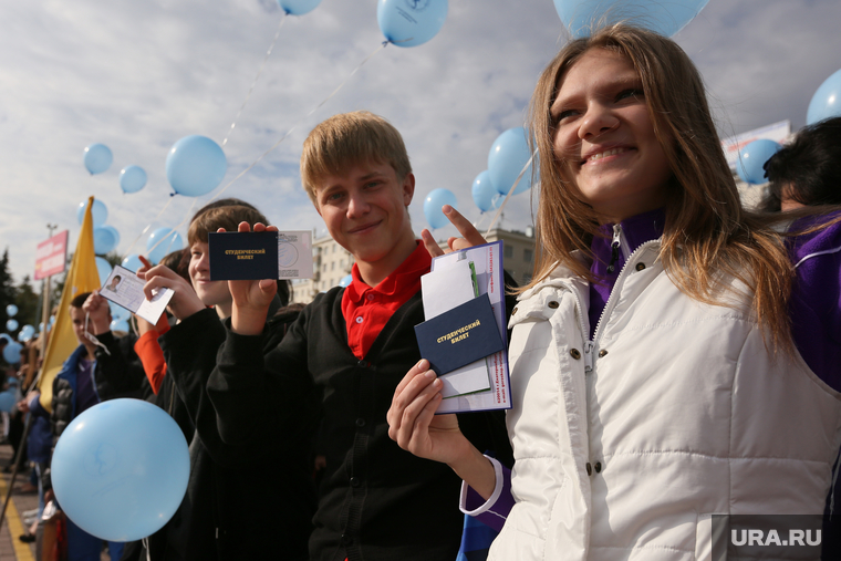 Акция в поддержку Невьянской башни на проекте Россия-10. Екатеринбург, воздушные шары, студенческий билет, день студенчества, студенты, молодежь