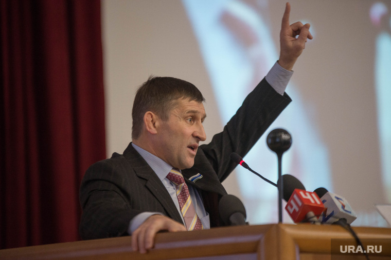 Общественное слушание по городскому бюджету, Екатеринбург, артюх евгений, жест рукой, указательный палец вверх