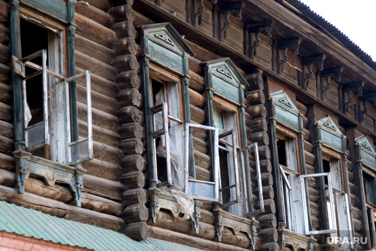  Остановка строительства жилого дома компании "Спэлс".
Курган, деревянный дом, разбитые окна