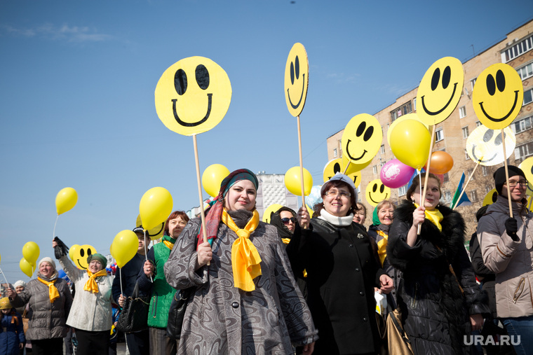 Первомай (1 мая). Демонстрация. Сургут, веселье, радость, улыбки, смайлики