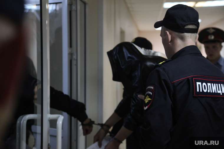 Суд по убийству владельца ресторана "СССР". Екатеринбург, конвой, сопровождение, преступник, наручники