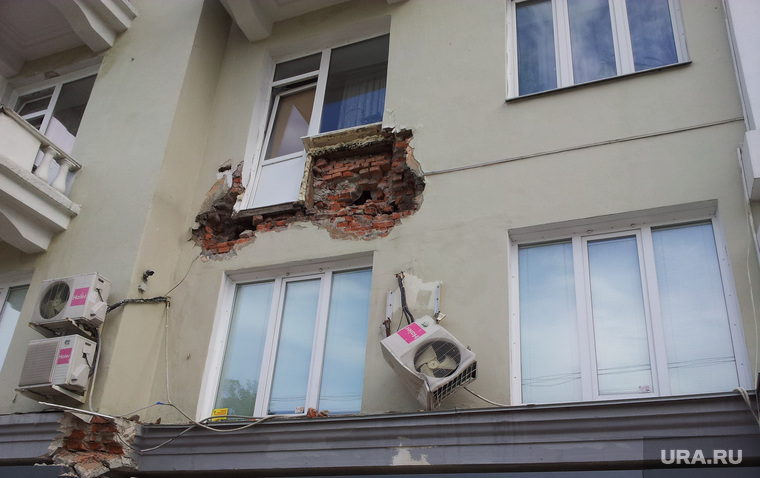 В перми обвалился балкон жилого дома.