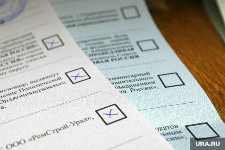 урна для бюллетеней. печать на бюллетене для голосования коиб. без бюллетеней. подсчет бюллетеней. избирательный лист.