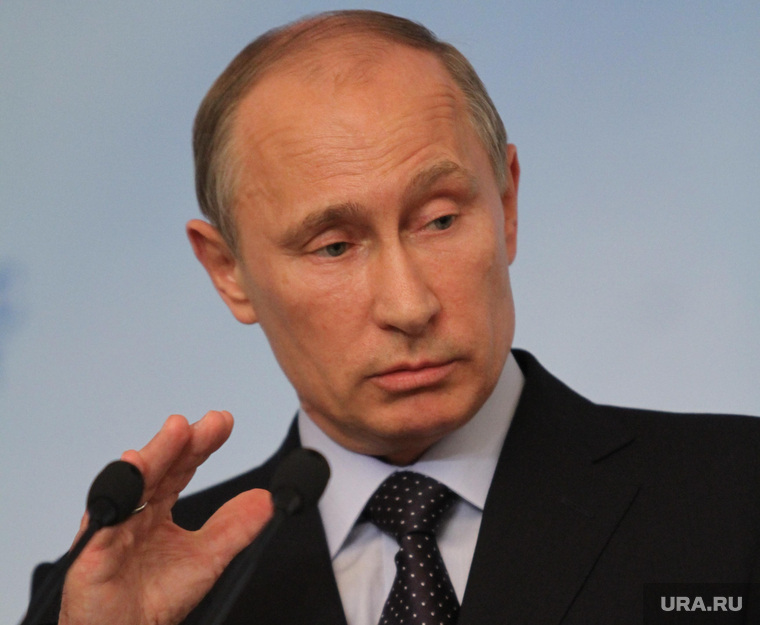 Саммит Россия-ЕС. Владимир Путин на пресс-конференции. Екатеринбург, жест рукой