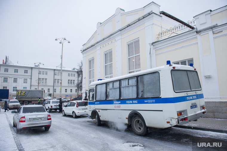 Полиция у Гимназии №9. Екатеринбург, гимназия 9