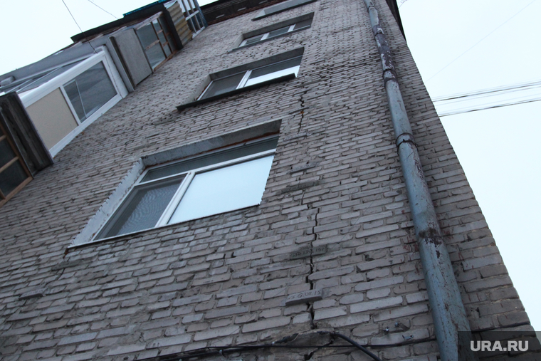 Аварийный дом Красина 66
Курган, аварийный дом, трещина в стене