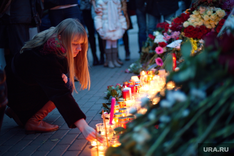 Цветы в память о жертвах терактов в Париже у посольства Франции. Москва, акция памяти, траур