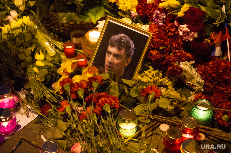 Люди несут цветы на место гибели Бориса Немцова после того, как мемориал был разрушен ночью. Москва, Немцов, немцов борис фото