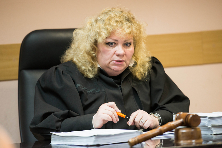 Судья Оксана Хамицевич выступала сегодня в роли чтеца: ей пришлось зачитать несколько десятков страниц из уголовного дела Гаджиева 