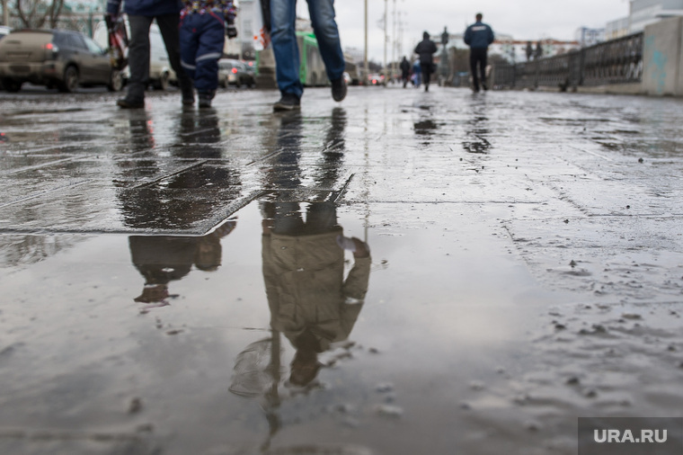 Грязь на улицах Екатеринбурга, непогода, грязь на дороге, грязь, дождь