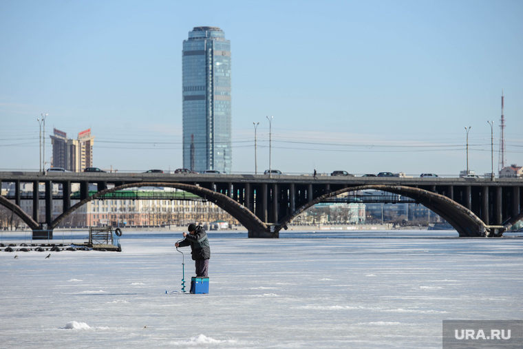 Рыбаки на Городском пруду. Екатеринбург, зимняя рыбалка, городской пруд, макаровский мост