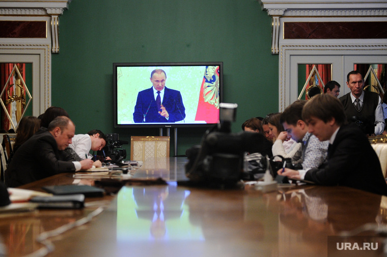 Послание президента Владимира Путина. Москва, трансляция, экран, путин на экране