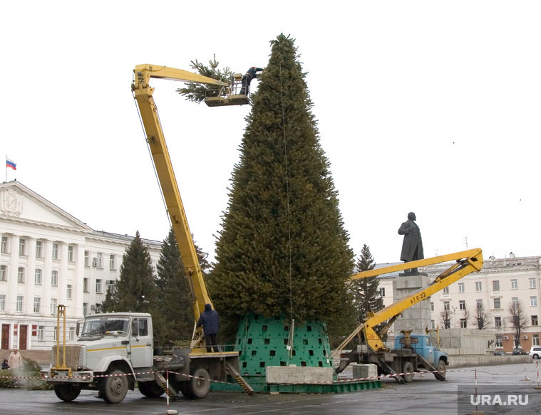 Подготовка к Новому году.
Курган, установка елки, елка на площади, автокран, автовышка, новогодняя елка, новый год